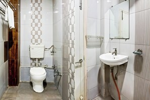 Shower, towels, soap, shampoo - Hotel Swarat (Satna)