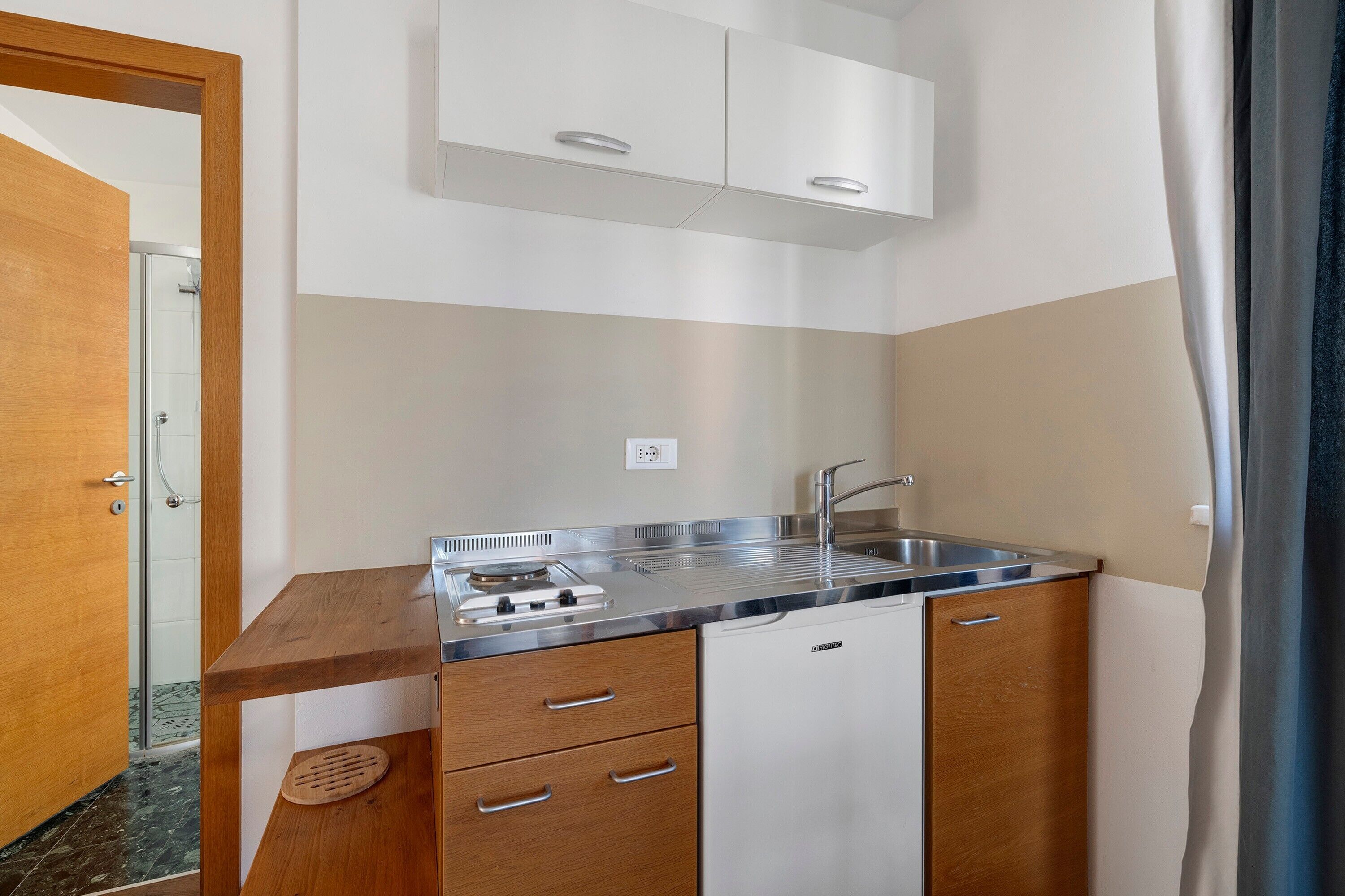 Coffee/tea maker, fridge, stovetop, electric kettle