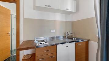 Coffee/tea maker, fridge, stovetop, electric kettle