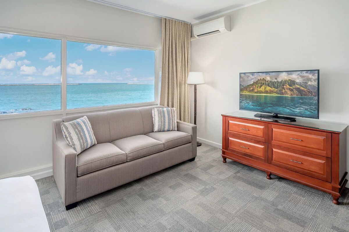Prime Location | Minutes From Kanaha Beach | Oceanfront W/ Outdoor Pool Access - Paia, HI