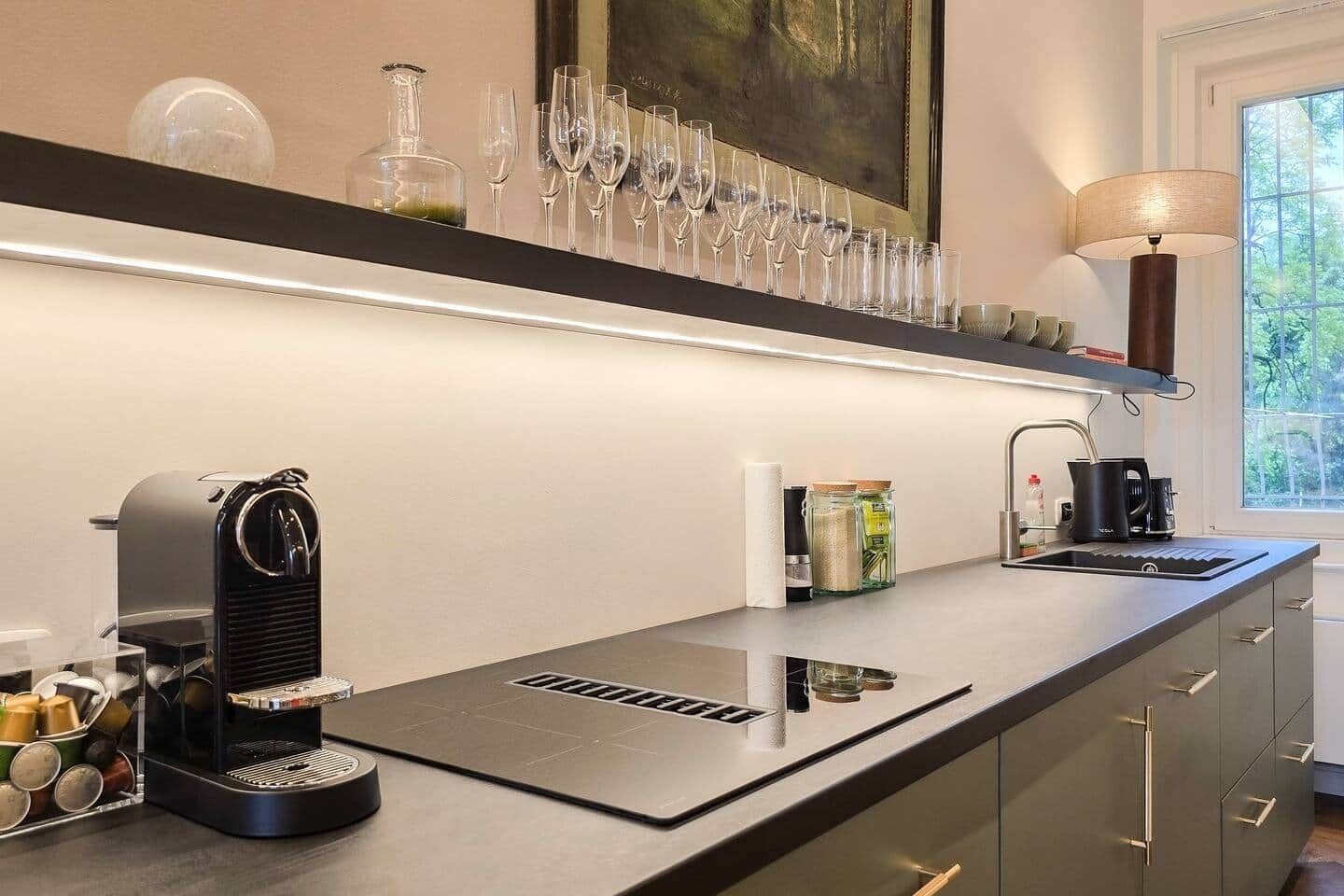 Een koffiezetapparaat/waterkoker, een koelkast, een microgolfoven