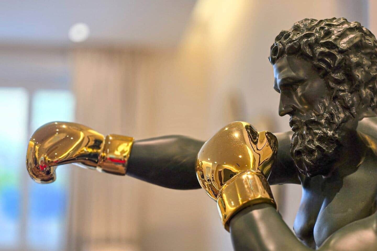 Eine Statue mit erhobener Arm und geballener Faust.