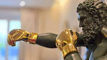 Eine Statue mit erhobener Arm und geballener Faust.
