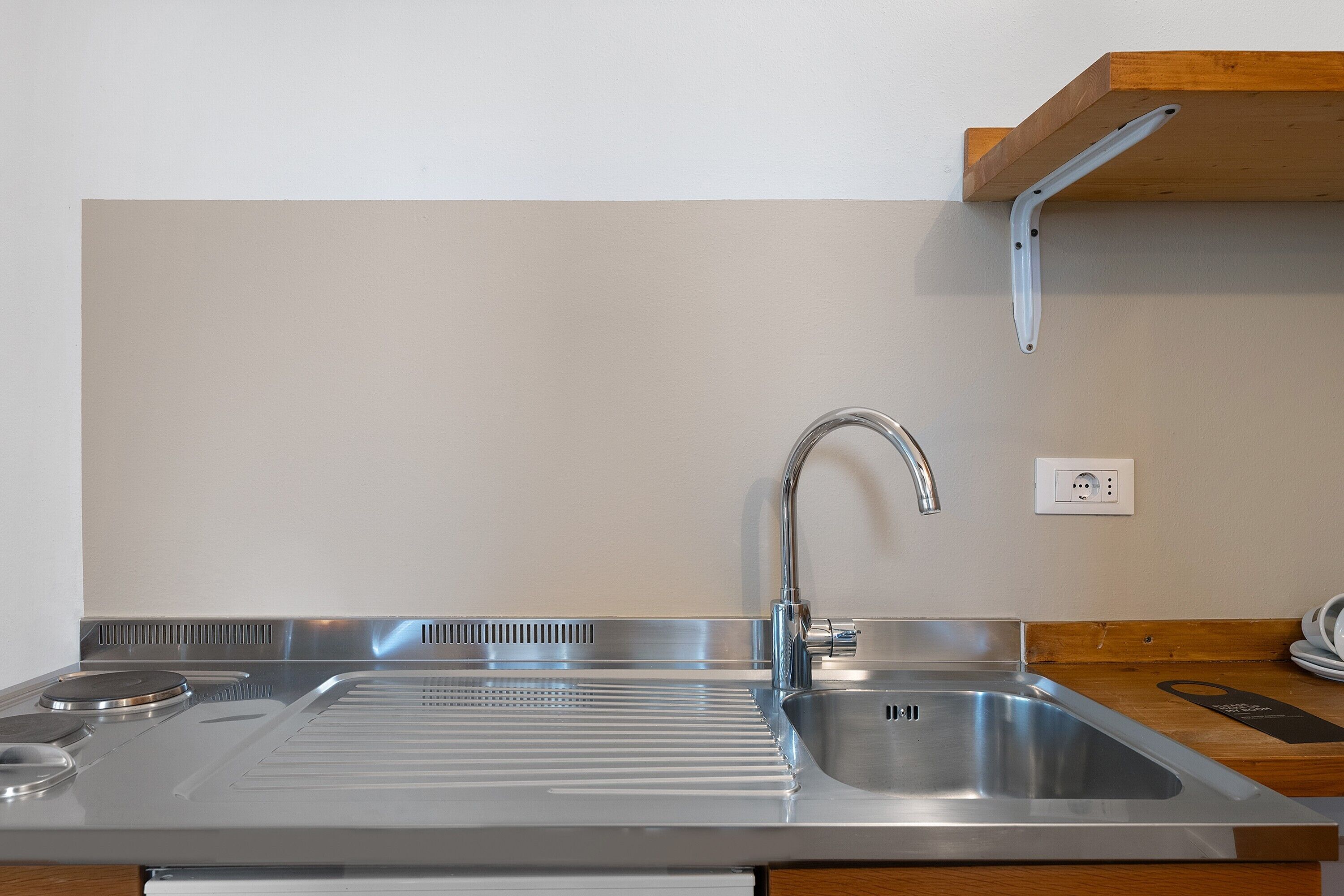 Coffee/tea maker, fridge, stovetop, electric kettle