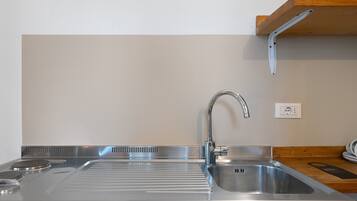 Coffee/tea maker, fridge, stovetop, electric kettle