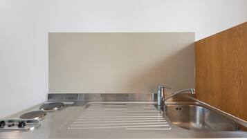 Coffee/tea maker, fridge, stovetop, electric kettle