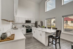 Coffee/tea maker, fridge, microwave, stovetop