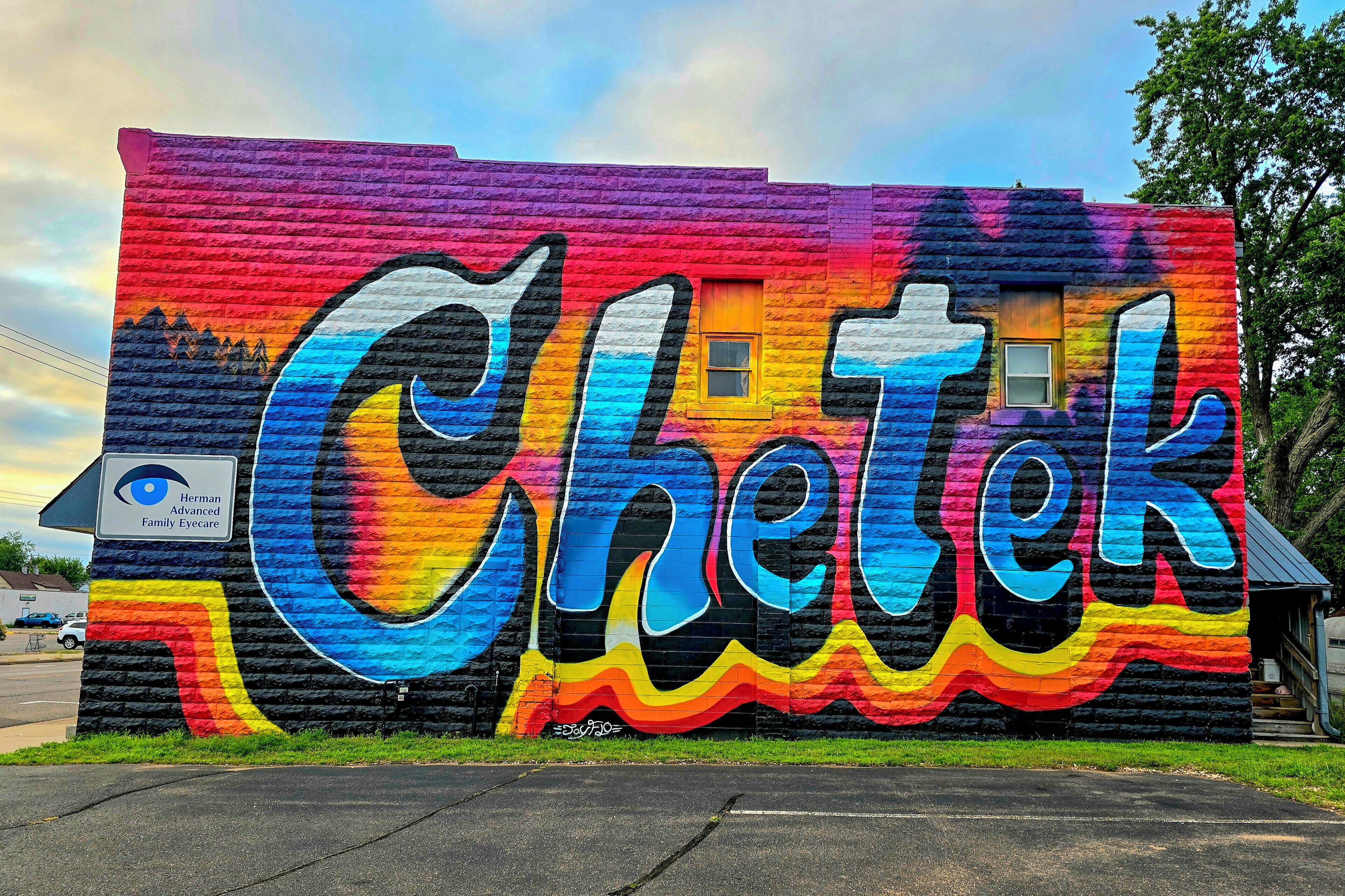 Un mural colorit amb la paraula 'Chetak' a un edifici.