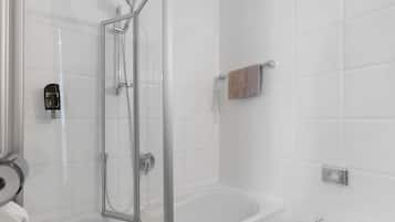Un bagno moderno con cabina doccia in vetro, vasca e water.