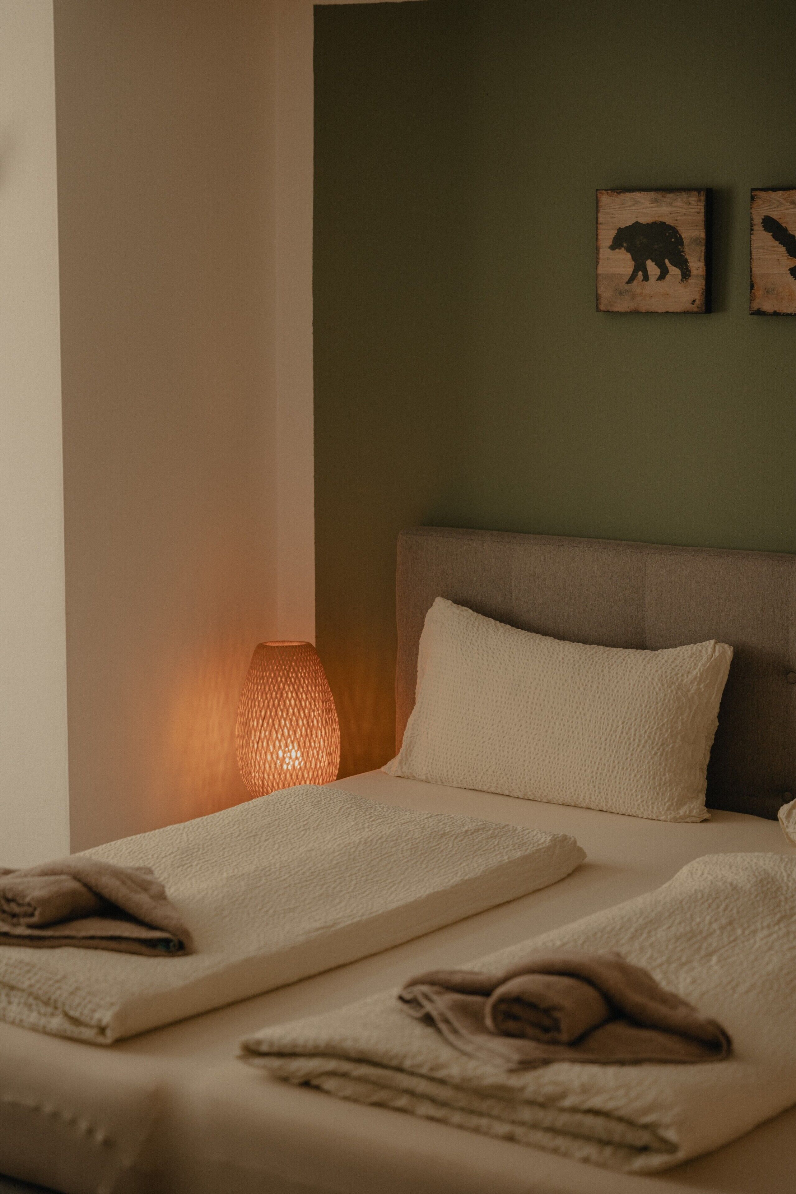 WiFi, bed sheets