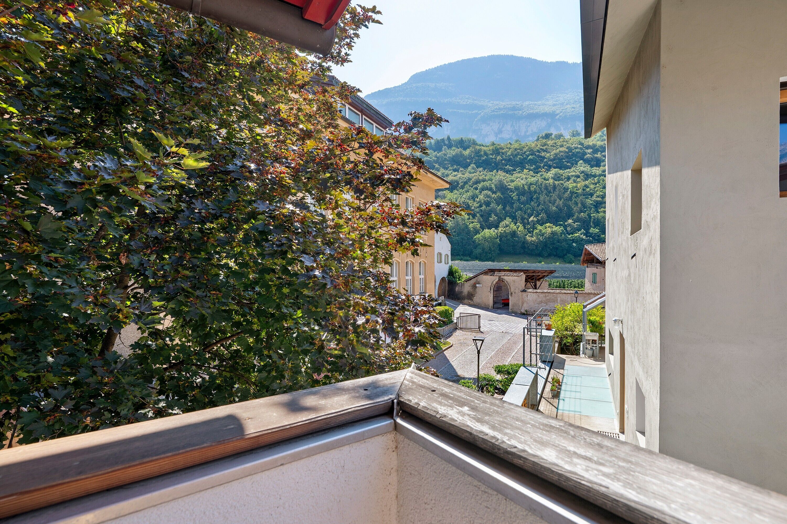 Ein Balkon mit Blick auf einen Berg und einen See.