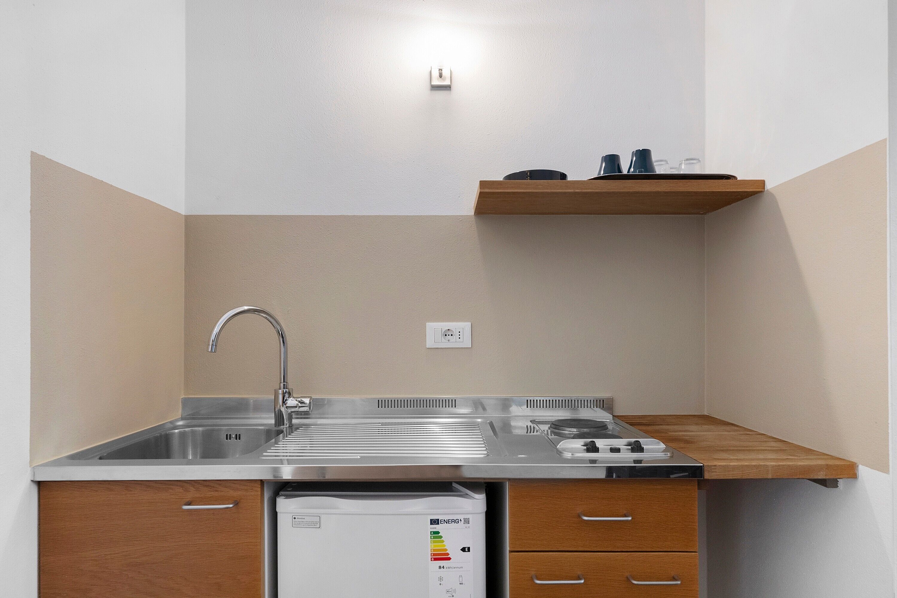 Coffee/tea maker, fridge, stovetop, electric kettle