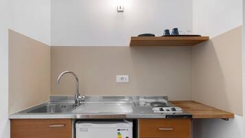 Coffee/tea maker, fridge, stovetop, electric kettle