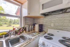 Coffee/tea maker, fridge, microwave, stovetop