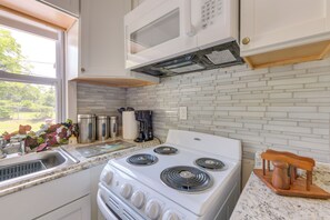 Coffee/tea maker, fridge, microwave, stovetop