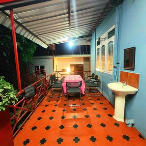 Outdoor dining - Aura Castle (Kodaikanal)