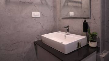 Executive Double Room, City View | Bathroom