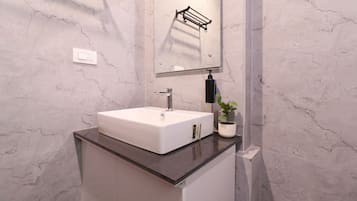 Executive tweepersoonskamer, uitzicht op stad | Badkamer | Een bad/douchecombinatie, handdoeken, zeep, shampoo