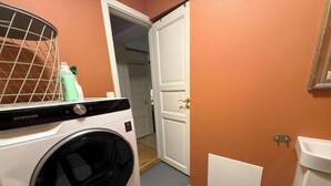 Shower, hair dryer, towels, soap - Rustic charm in the heart of Trondheim – comfortable apartment with free parking (Trøndelag)