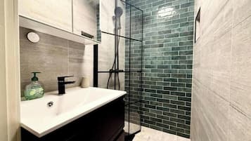 Dusche, Haartrockner, Handtücher, Seife