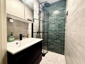 Bathroom - Rustic charm in the heart of Trondheim – comfortable apartment with free parking (Trøndelag)