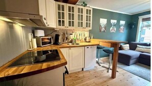 Private kitchen - Rustic charm in the heart of Trondheim – comfortable apartment with free parking (Trøndelag)