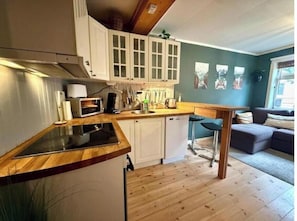 Private kitchen - Rustic charm in the heart of Trondheim – comfortable apartment with free parking (Trøndelag)