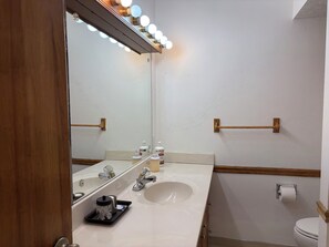 Secador de cabelo, toalhas de banho, sabonete, papel higiênico