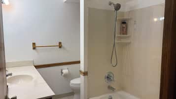 Secador de cabelo, toalhas de banho, sabonete, papel higiênico