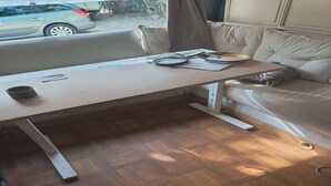 A compact living space with a foldable table, a sofa, and a window with a view of the outside. - Large Tabbert trailer located near the sea in Hyères—secure Beldemé campground (Hyères)