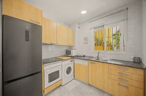 Wasserkocher mit Kaffee-/Teezubehör, Kühlschrank, Mikrowelle, Ofen
