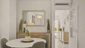 Dining - Apartment 'Casa Lotte, Centro Histórico,ac' with Balcony, Wi-Fi and Air Conditioning (Sanlúcar de Barrameda)