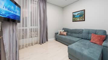 Apartment, 2 Bedrooms, Private Bathroom, Mountain View | Living area