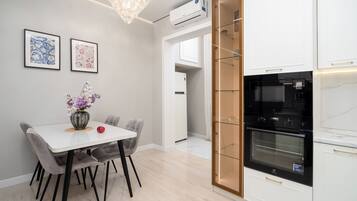 Apartment, 2 Bedrooms, Private Bathroom, Mountain View | Dining