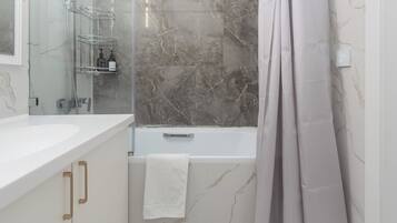 Apartment, 2 Bedrooms, Private Bathroom, Mountain View | Bathroom