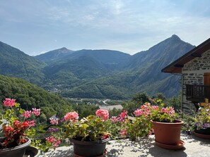 A balcony with potted flowers and a mountain view. - Chalet with Balconies (sleeps 10) (Saint-Michel-de-Maurienne)