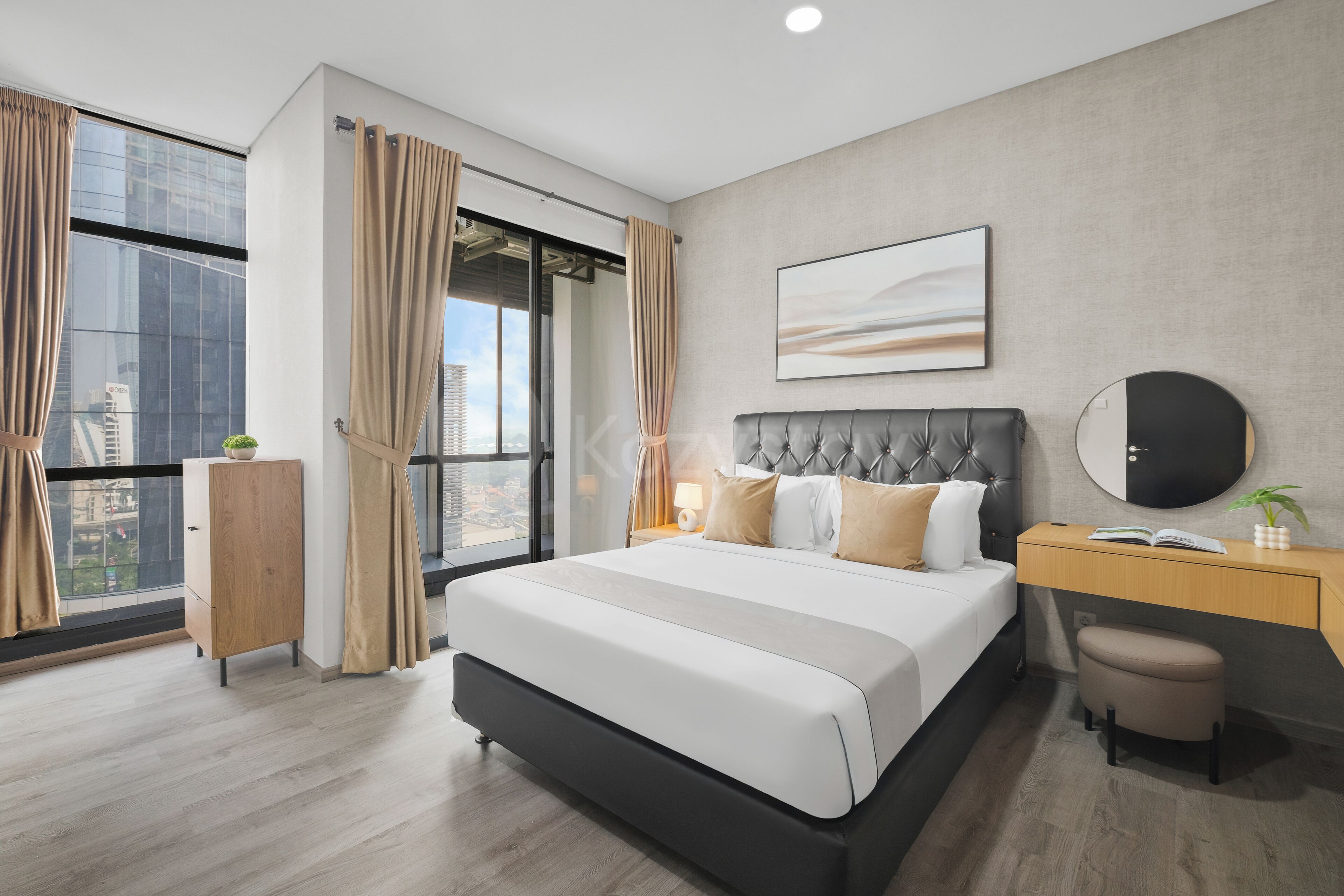 Apartamento, 3 habitaciones, vistas a la ciudad | Escritorio y espacio para trabajar con un portátil