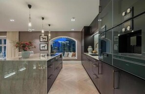 Unclassified image, 4 of 32, button - Trondheim's crown jewel – an elegant luxury apartment right in the heart of downtown (Trøndelag)