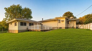 Uma casa móvel térrea com varanda frontal e quintal cercado.