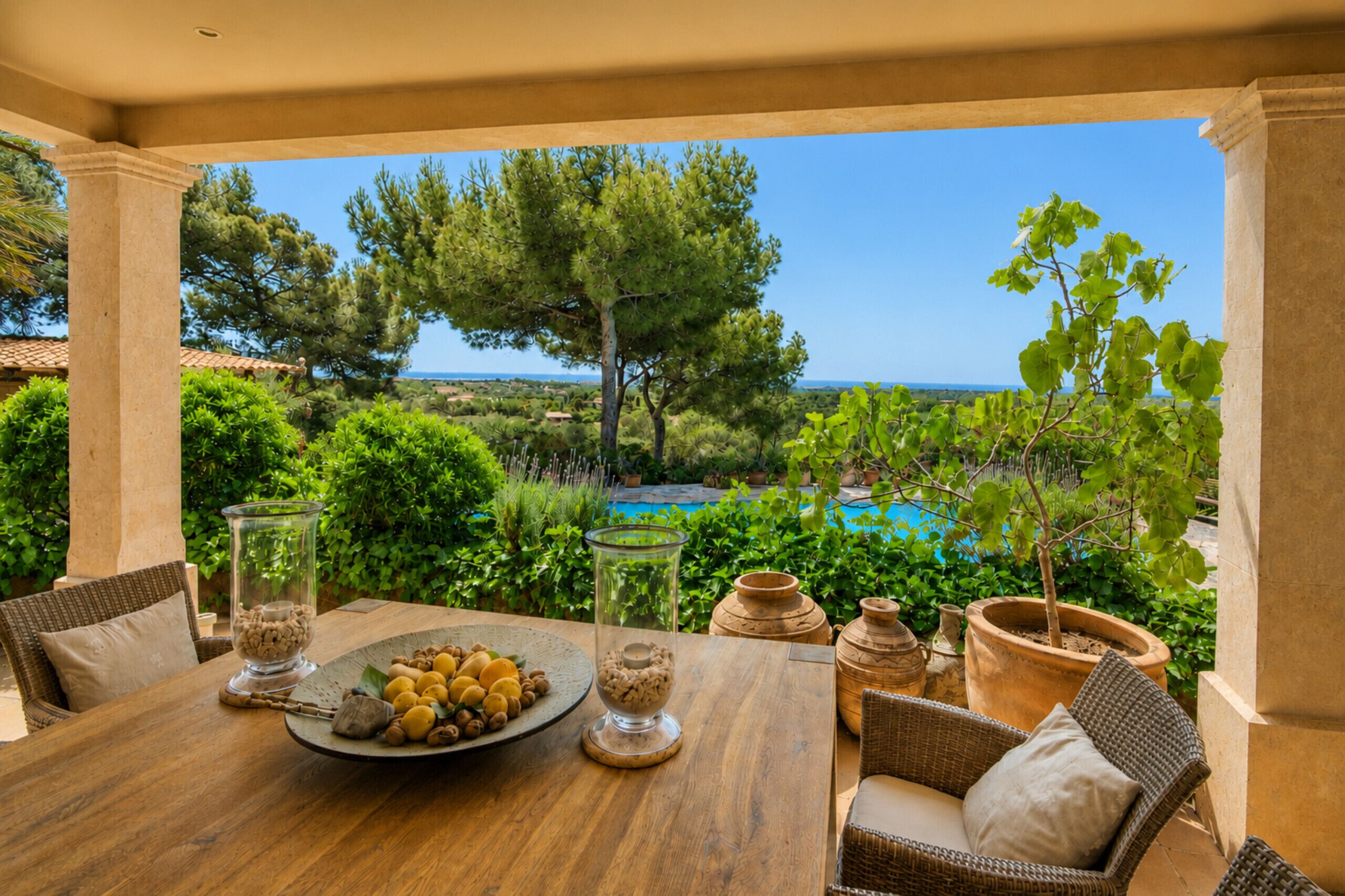 Un espacio de comedor al aire libre con vista a una piscina y al paisaje.