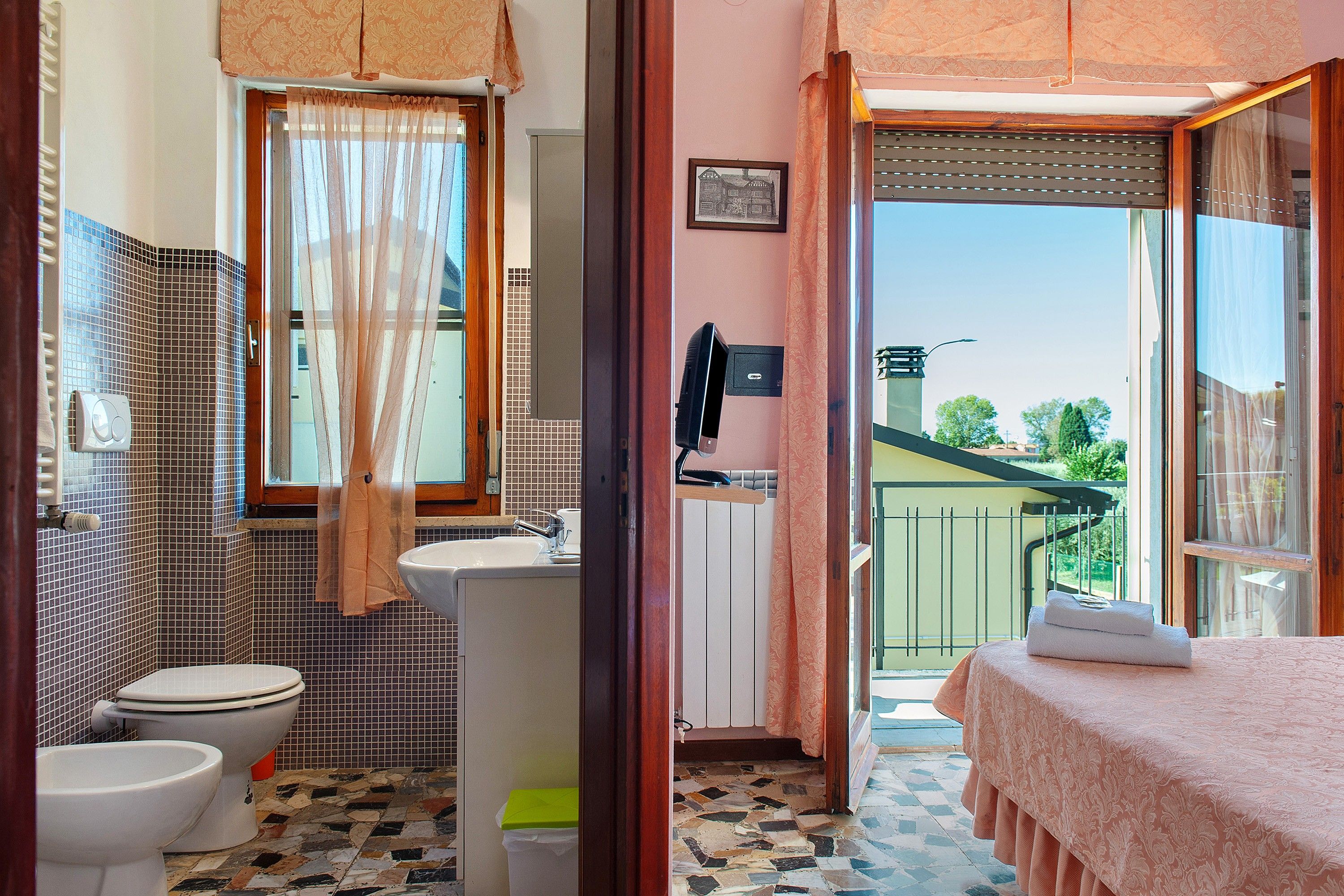 Une salle de bain comprenant des toilettes, un lavabo et un espace douche.