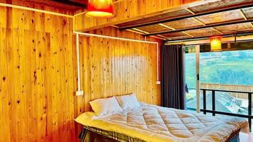Habitación doble, vista a la montaña | Espacio para trabajar con laptop y wifi gratis