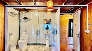 Camera doppia, vista montagna | Bagno | Set di cortesia gratuito, asciugacapelli, asciugamani, sapone