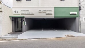 Entrada de hotel con letreros que dicen 'Anoook Hotel' y 'El Hotel Más Acogedor de la Tierra'.