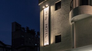 Un letrero de hotel con el nombre 'O'Neill Hotel' iluminado sobre un cielo nocturno.