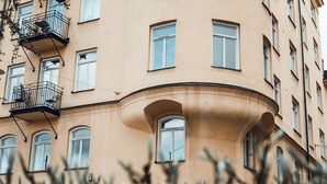 Un edificio de varios pisos con balcones y ventanas de arco.