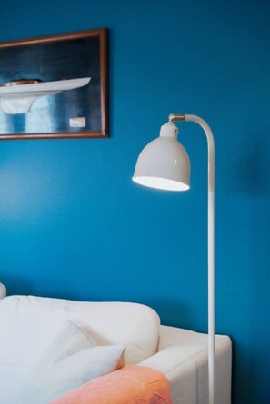 Travel crib, WiFi, bed sheets