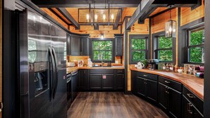 Private kitchen - Velvet Pines | Lake Front | Amenities Galore | 5* (Pigeon Forge)