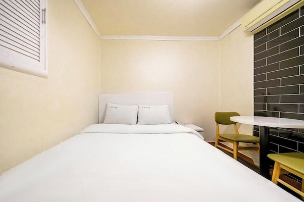 WiFi (free), bed sheets