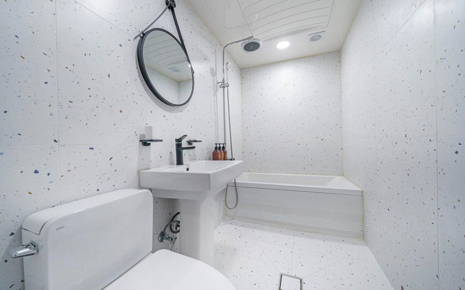 A bathroom with a toilet, sink, and bathtub.